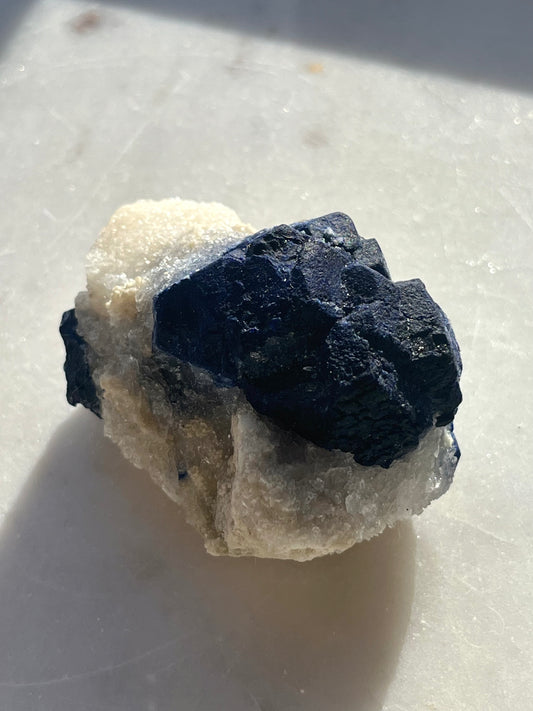 Espécimen de lazurita, calcita y pirita euhedral "Boulder" en mármol #7