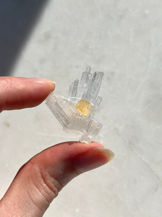 A 级黄色菱形方解石在水钙石喷雾样品 #SC1 上
