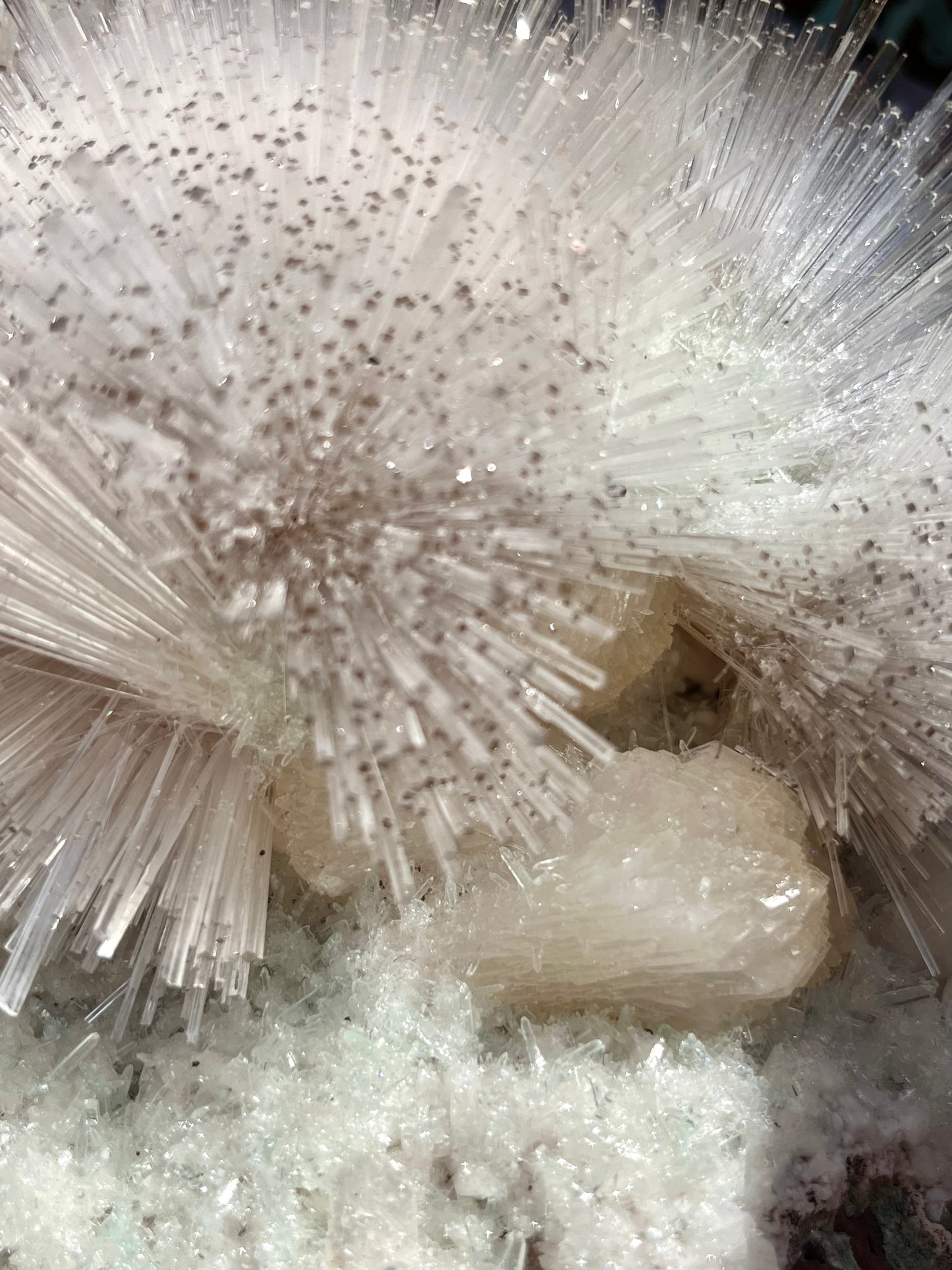 Espécimen de mesolita de 10,0 kg con fluorapofilita, estilbita y apofilita transparente
