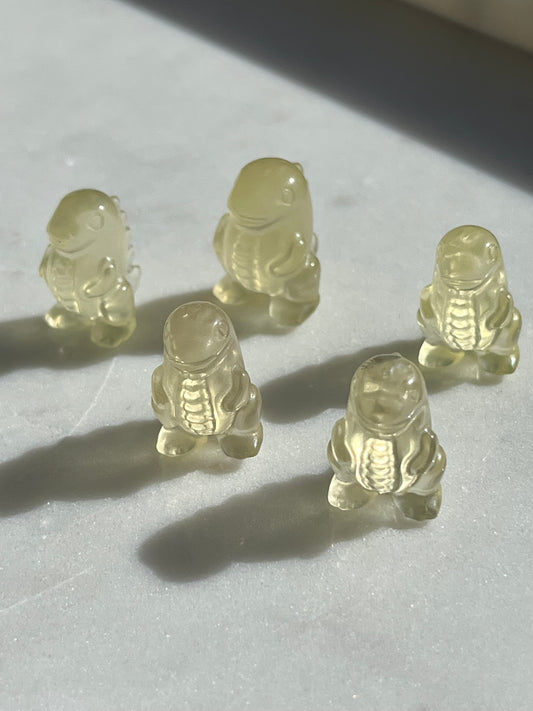 Talla de dinosaurio citrino irradiado