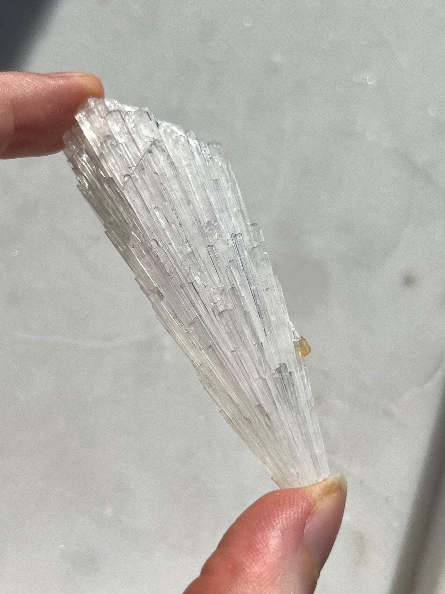 A 级黄色菱形方解石在水钙石喷雾样品 #SC7 上