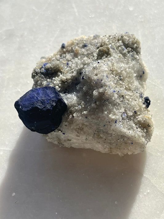 Espécimen de lazurita, calcita y pirita euhédrica "Tetra" en mármol #12