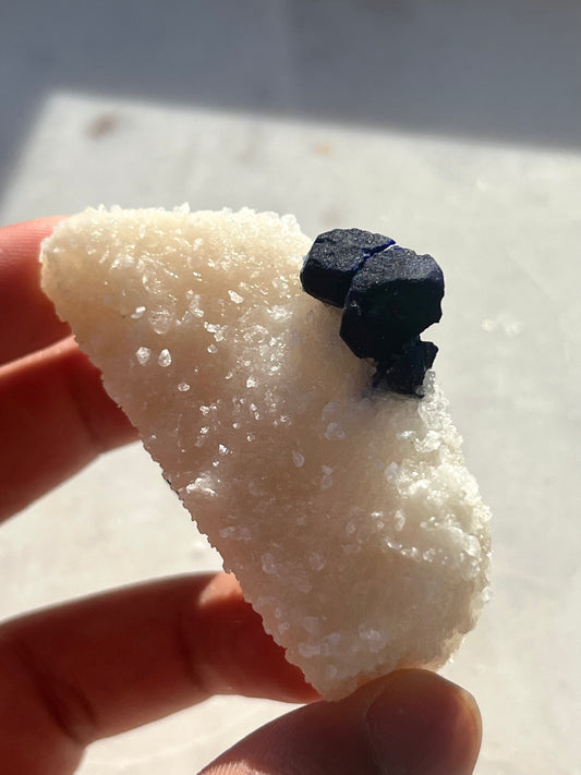 Espécimen de lazurita, calcita y pirita euhédrica "copo de nieve" en mármol #2