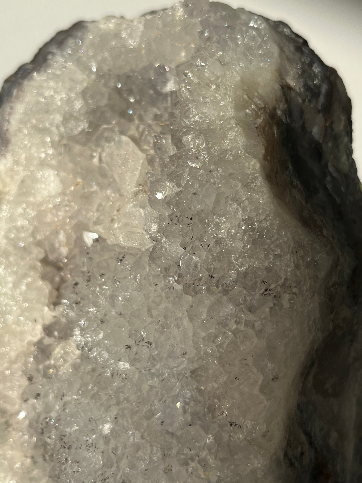 Lámpara de base Cur de cuarzo brasileño sobre base de madera