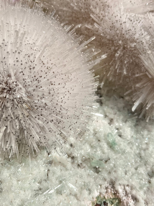 Espécimen de mesolita de 10,0 kg con fluorapofilita, estilbita y apofilita transparente