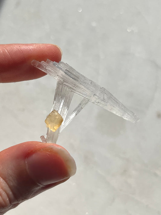A 级黄色菱形方解石,水钙石喷雾样品 #SC10