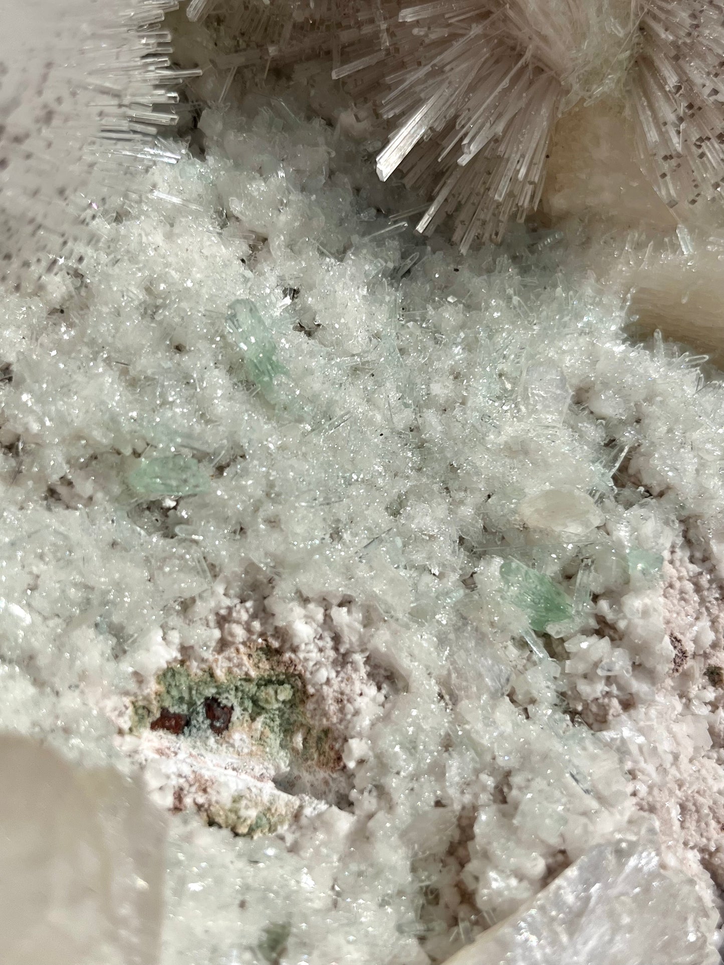 Espécimen de mesolita de 10,0 kg con fluorapofilita, estilbita y apofilita transparente