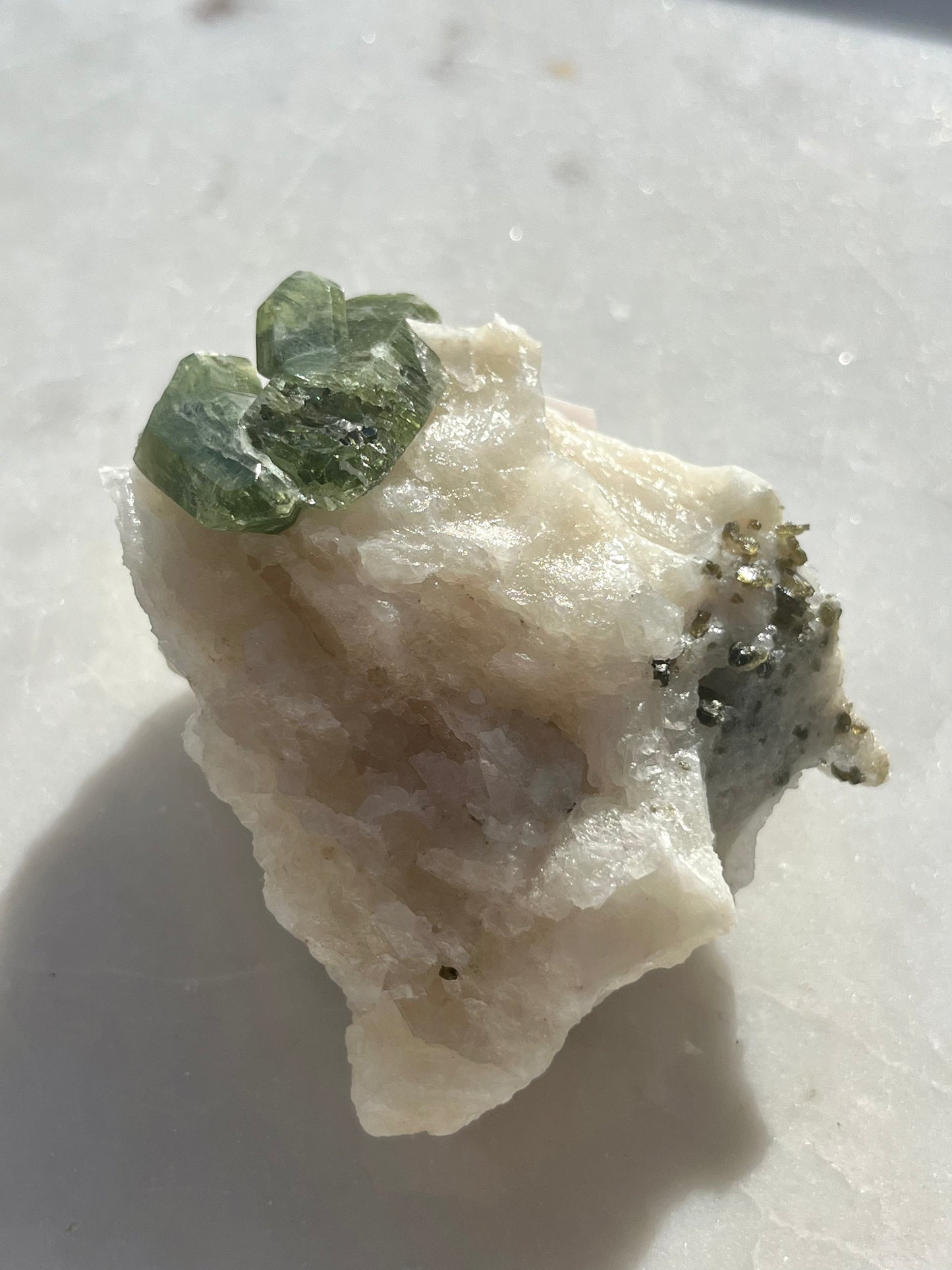 大理石基质上带白云母的透辉石样本 #6