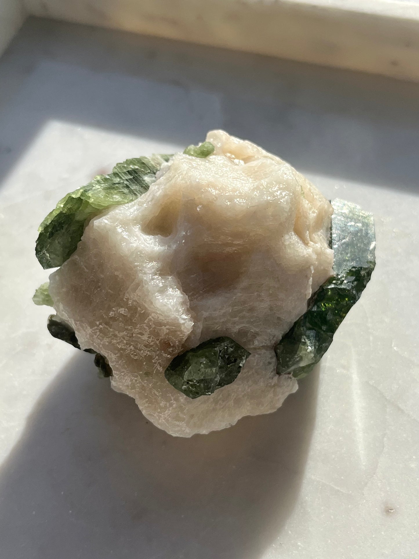 Muestra de diópsido con moscovita en matriz de mármol n.° 10