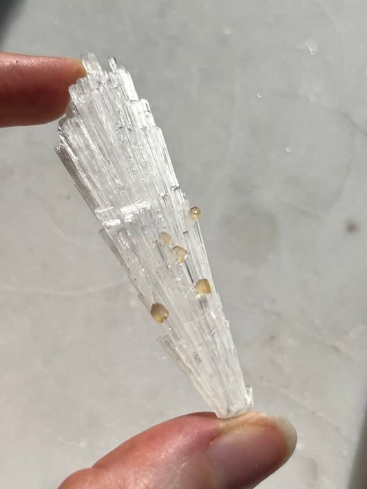 A 级黄色菱形方解石在水钙石喷雾样品 #SC7 上
