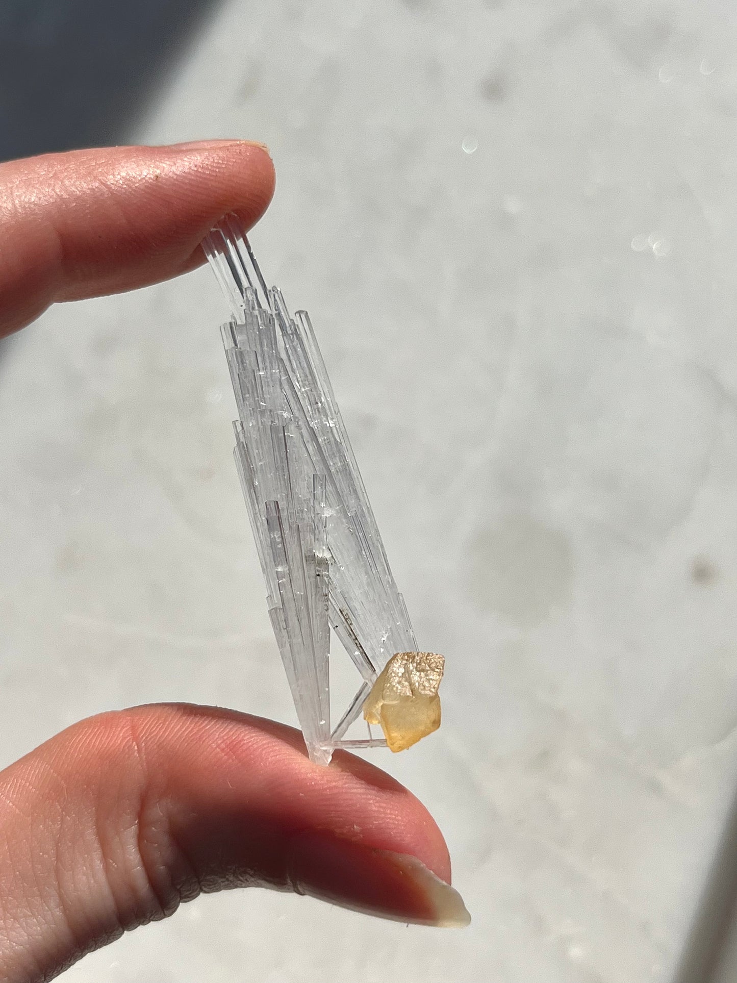 A 级黄色菱形方解石在水钙石喷雾样品 #SC3 上
