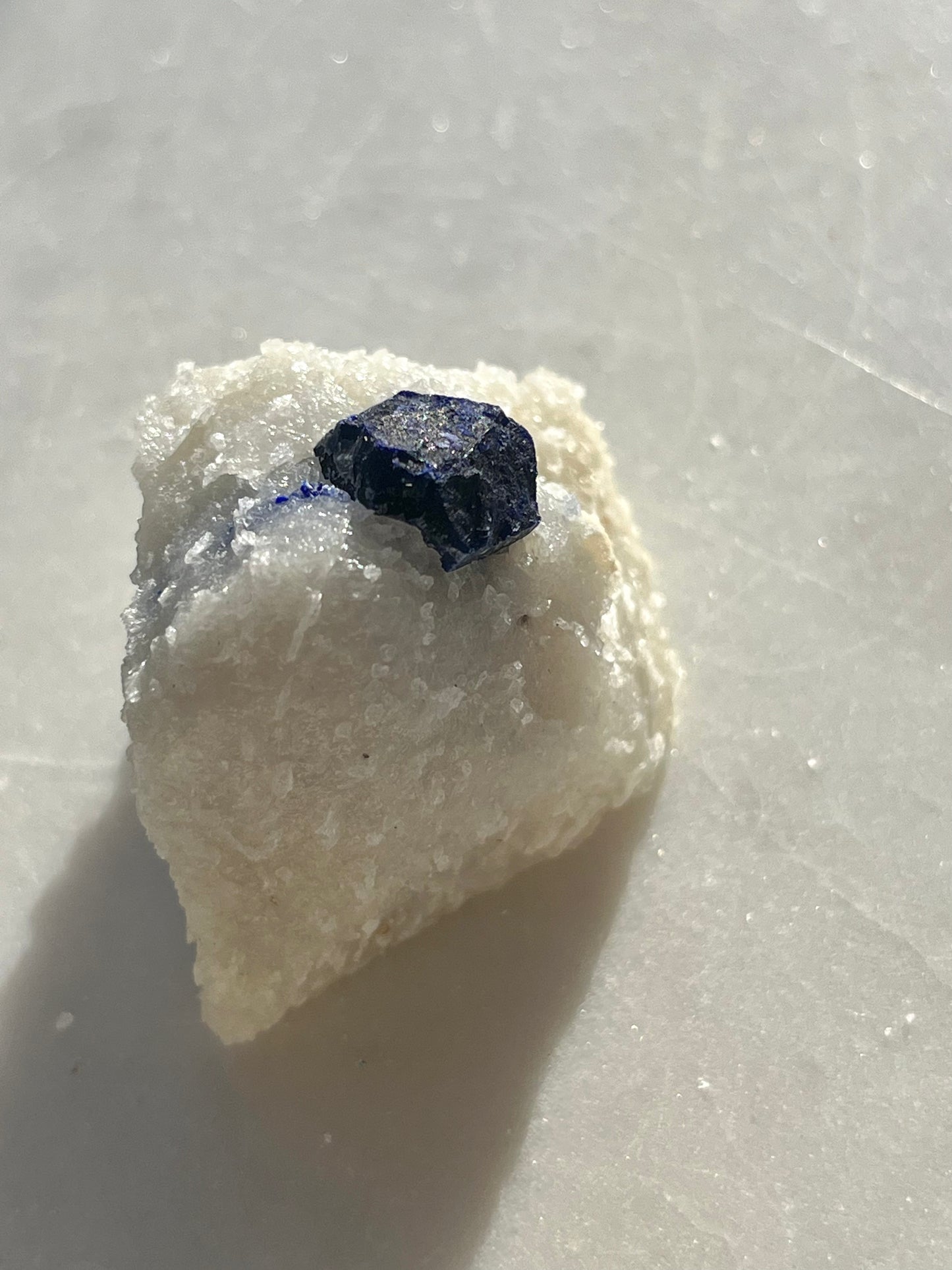 大理石上的自形天青石、方解石和黄铁矿标本 #15