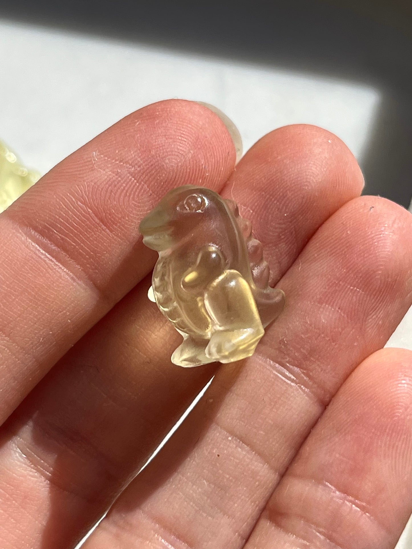 Talla de dinosaurio citrino irradiado