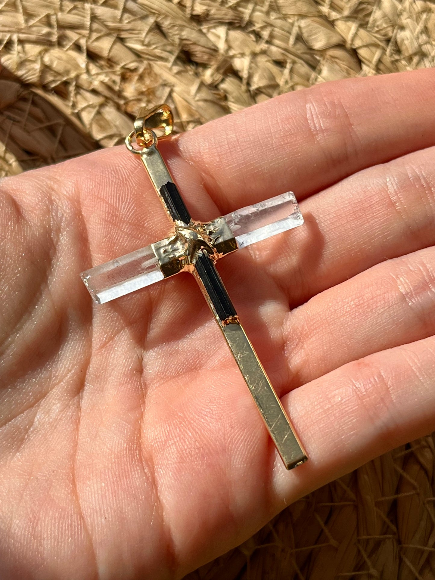 Colgante con forma de cruz de turmalina negra y cuarzo transparente en oro galvanizado de 24 kt