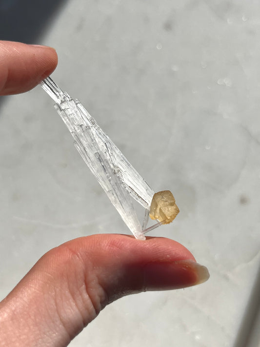 A 级黄色菱形方解石在水钙石喷雾样品 #SC3 上
