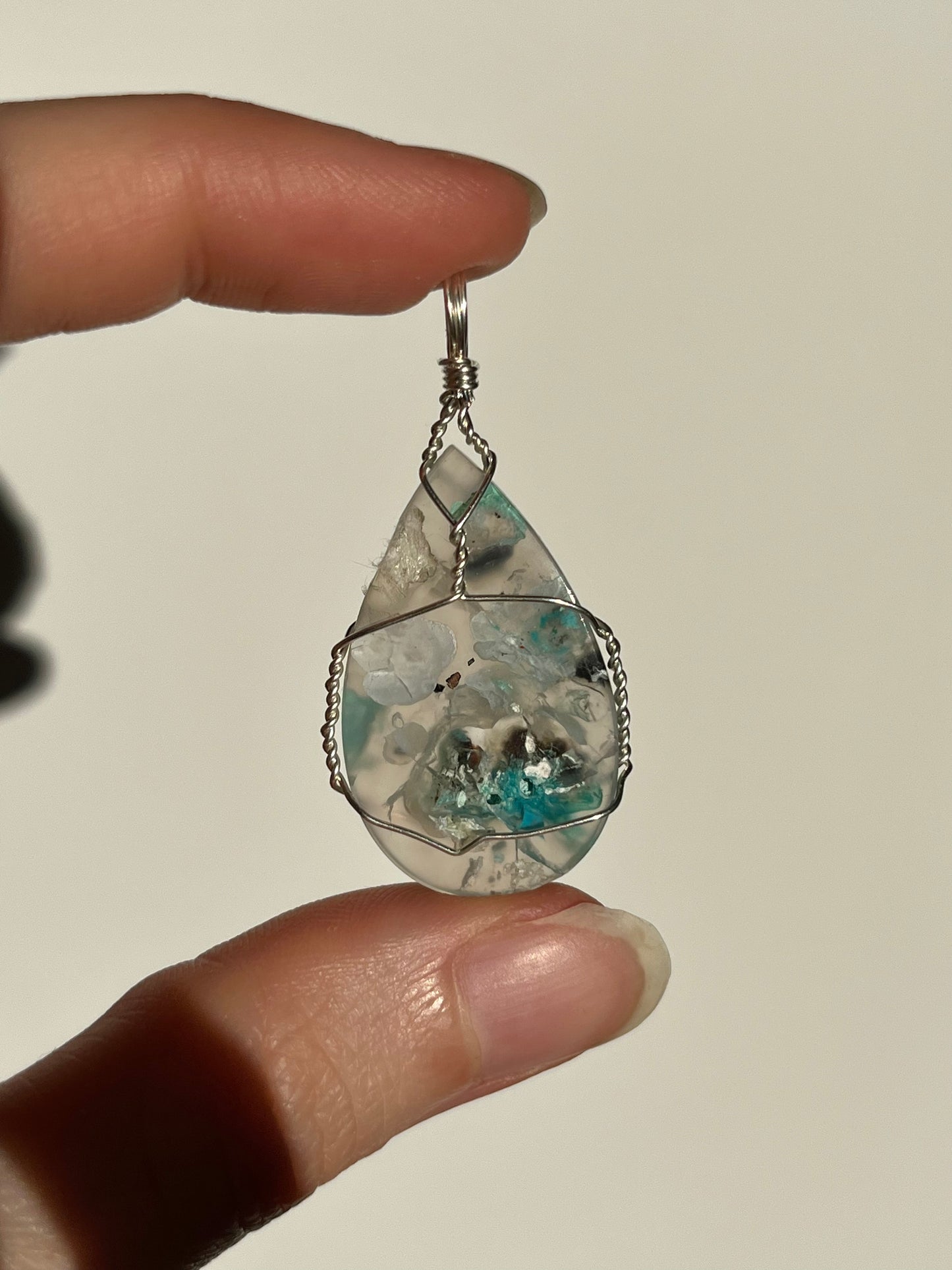 天然铜和硅孔雀石玉髓绕线吊坠(925 纯银)