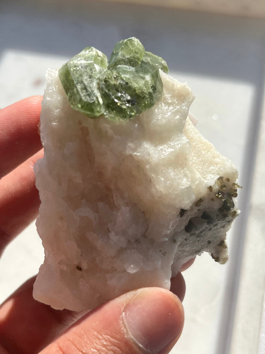 大理石基质上带白云母的透辉石样本 #6