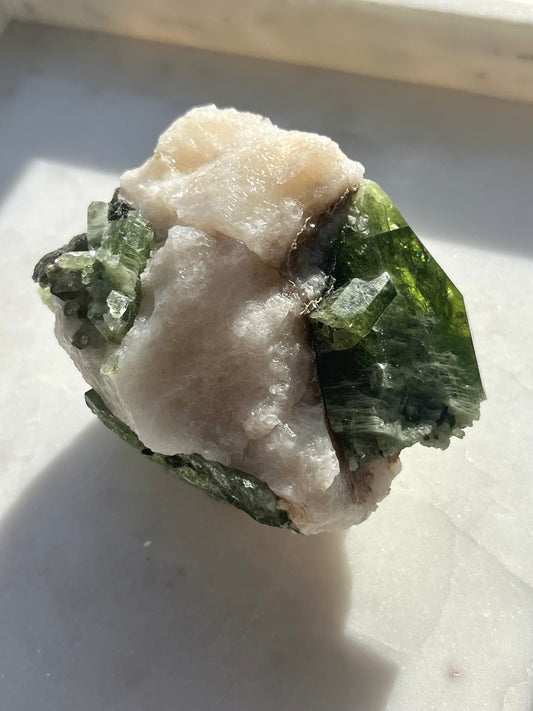 大理石基质上带白云母的透辉石样本 #10