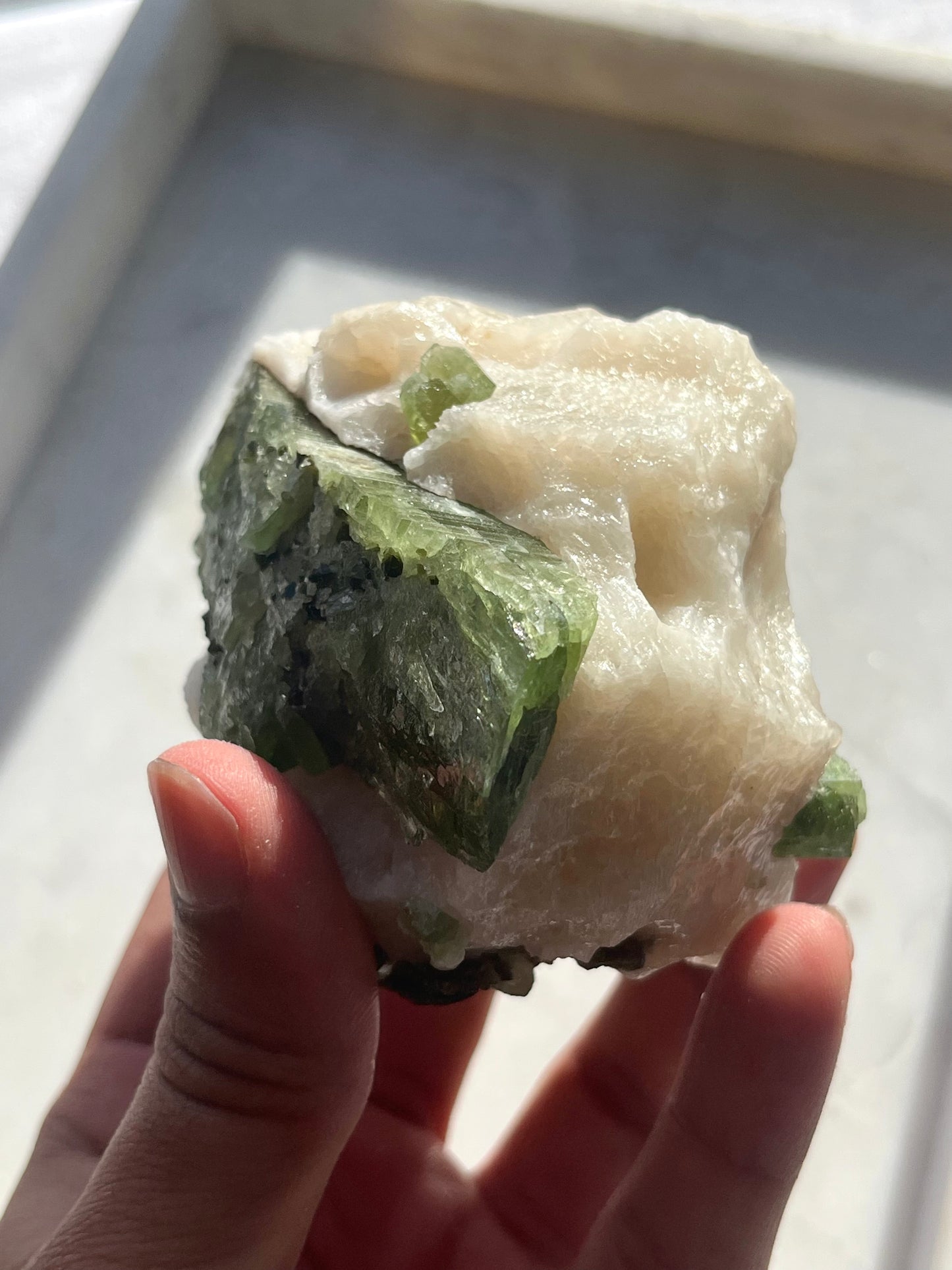 Muestra de diópsido con moscovita en matriz de mármol n.° 10