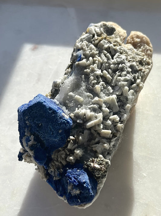 Espécimen de lazurita, calcita y pirita euhedral "Plateau" en mármol #18