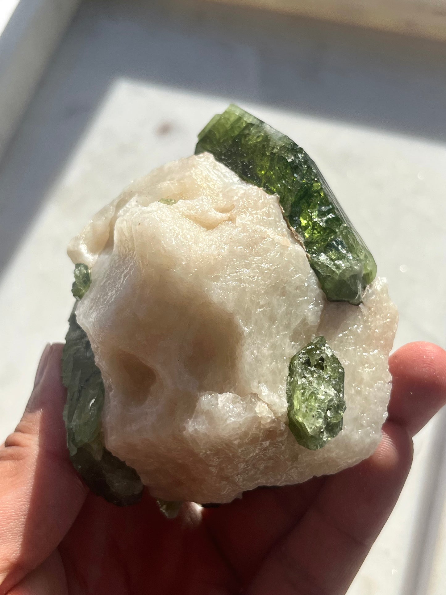 Muestra de diópsido con moscovita en matriz de mármol n.° 10