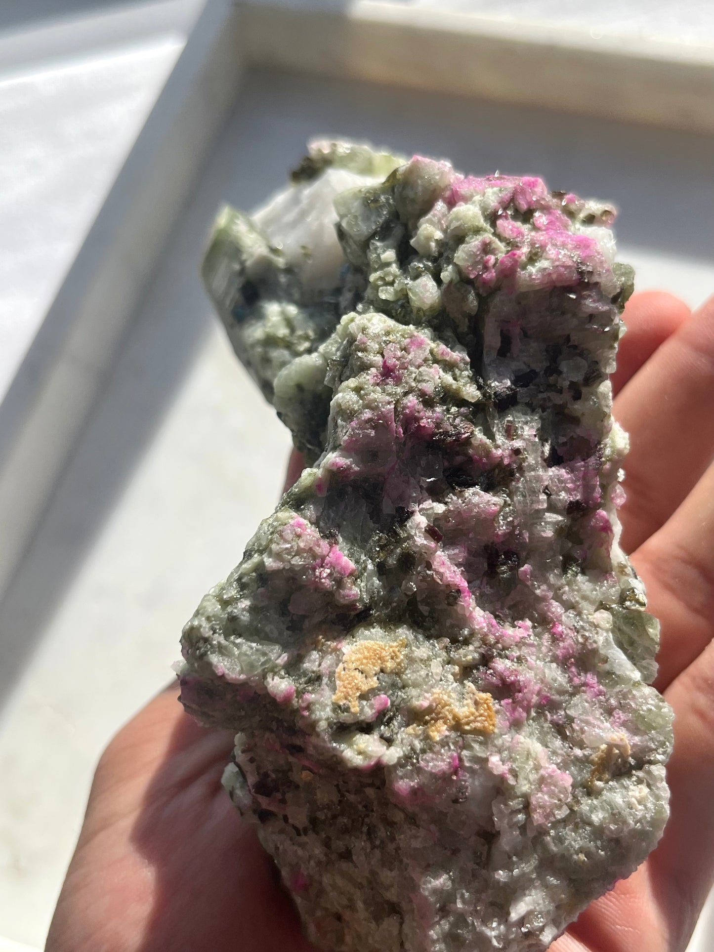 Espécimen de diópsido con sodalita rosa y moscovita en matriz de mármol #4