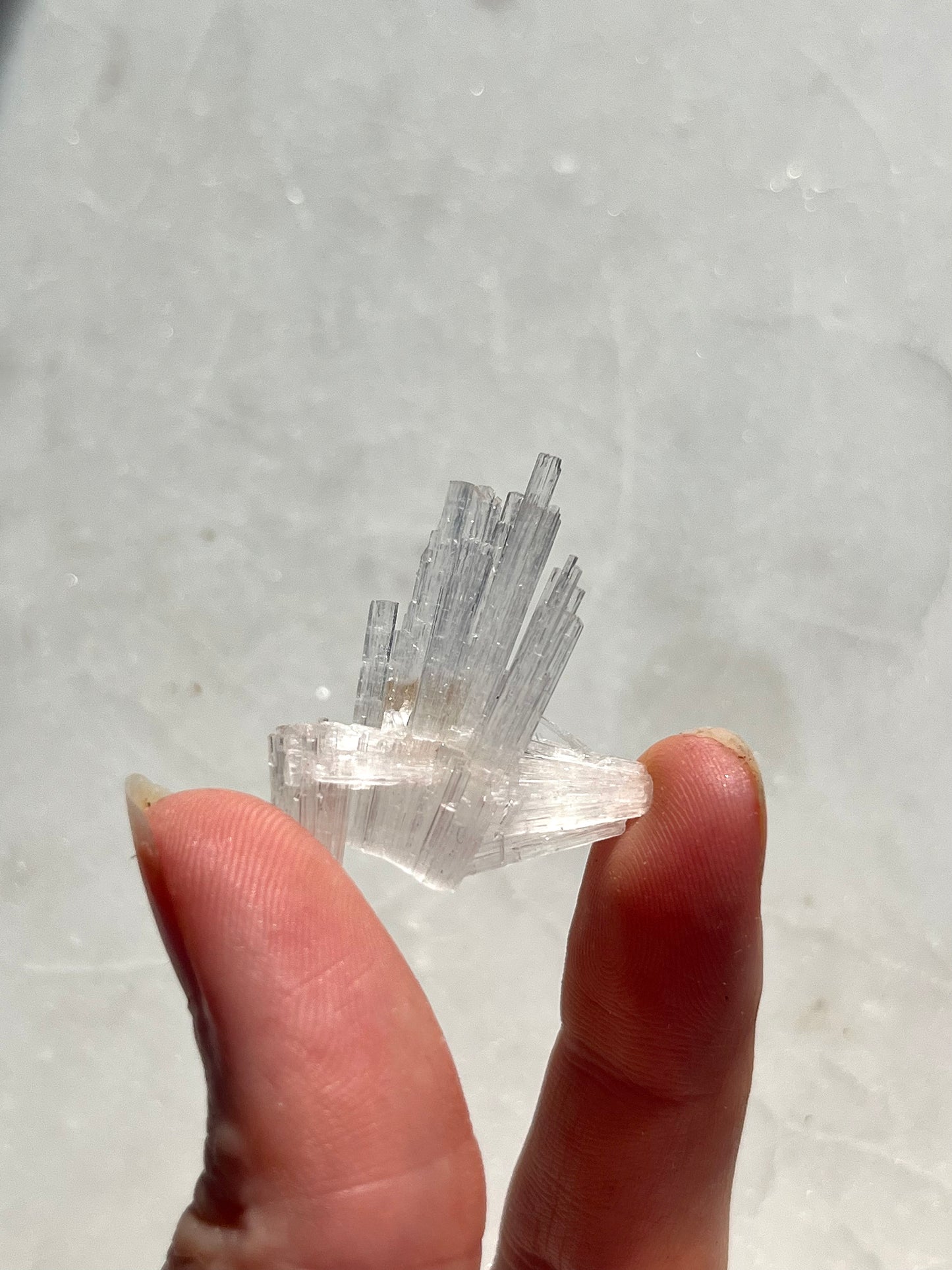 A 级黄色菱形方解石在水钙石喷雾样品 #SC1 上