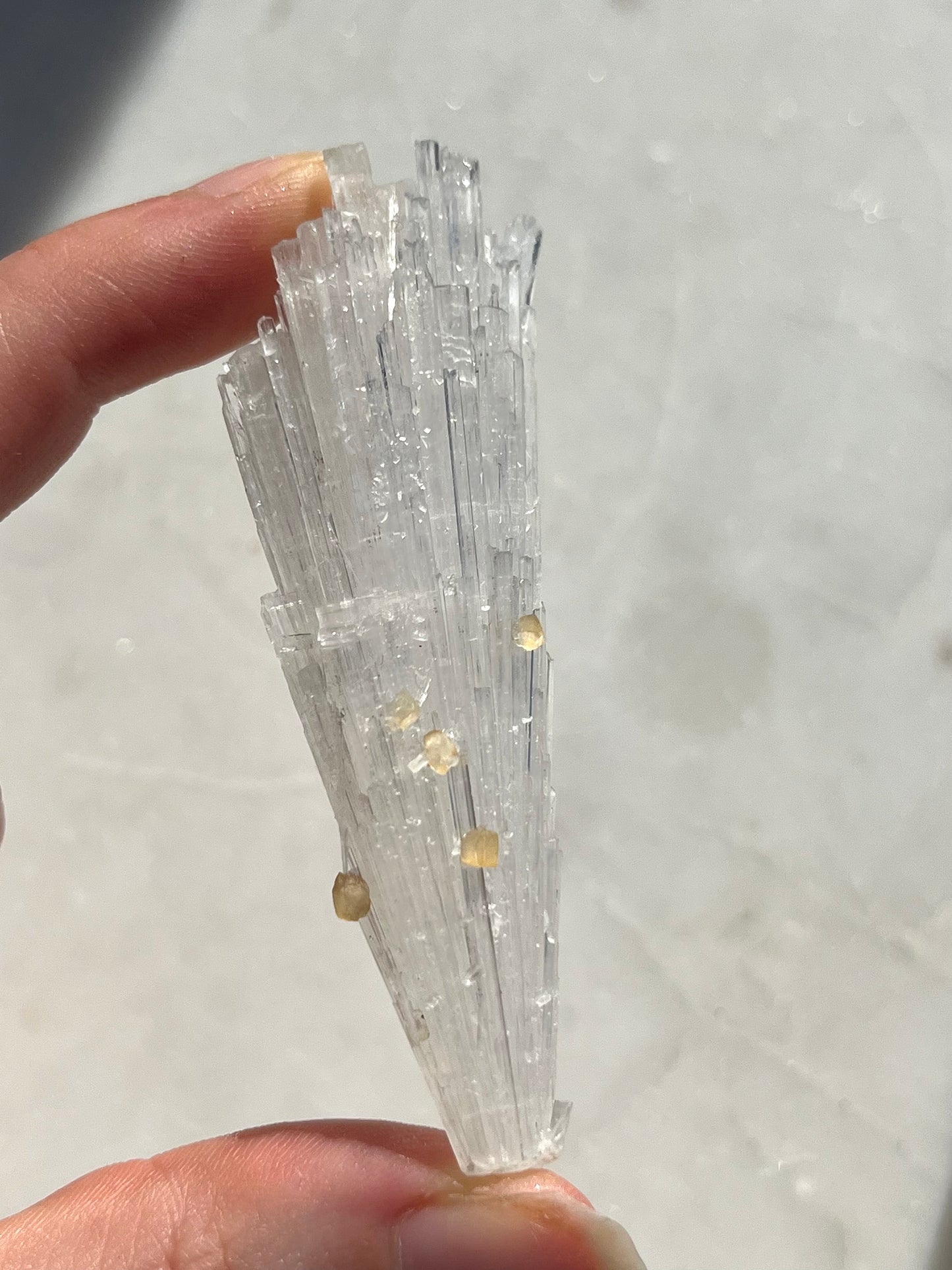 A 级黄色菱形方解石在水钙石喷雾样品 #SC7 上