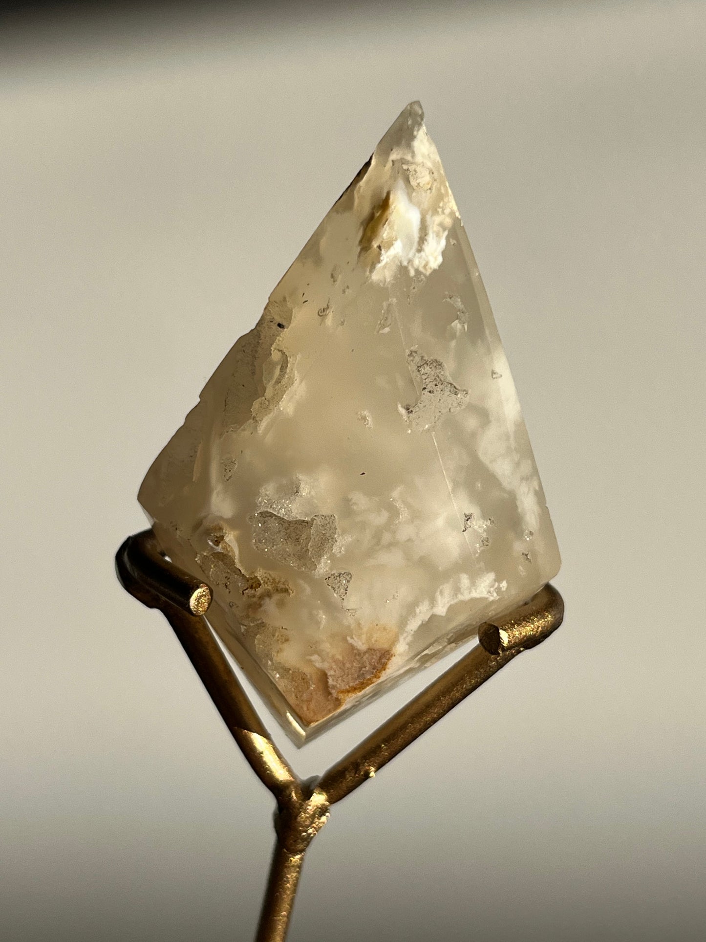Druzy Flower Agate Diamond Carving on Gold Stand E