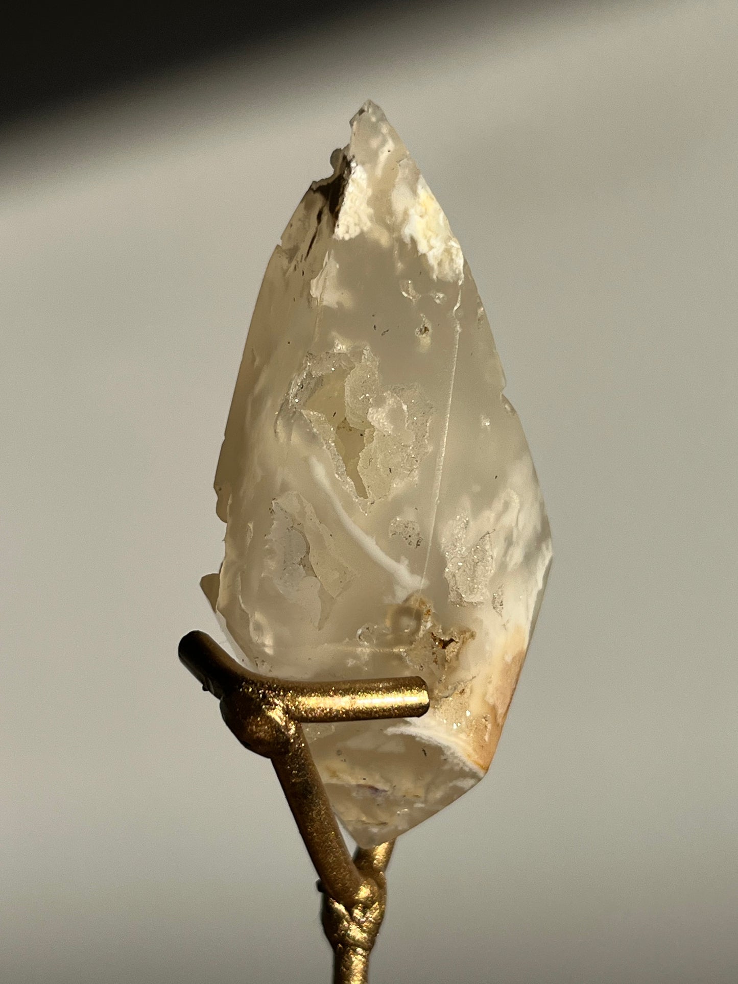 Druzy Flower Agate Diamond Carving on Gold Stand E