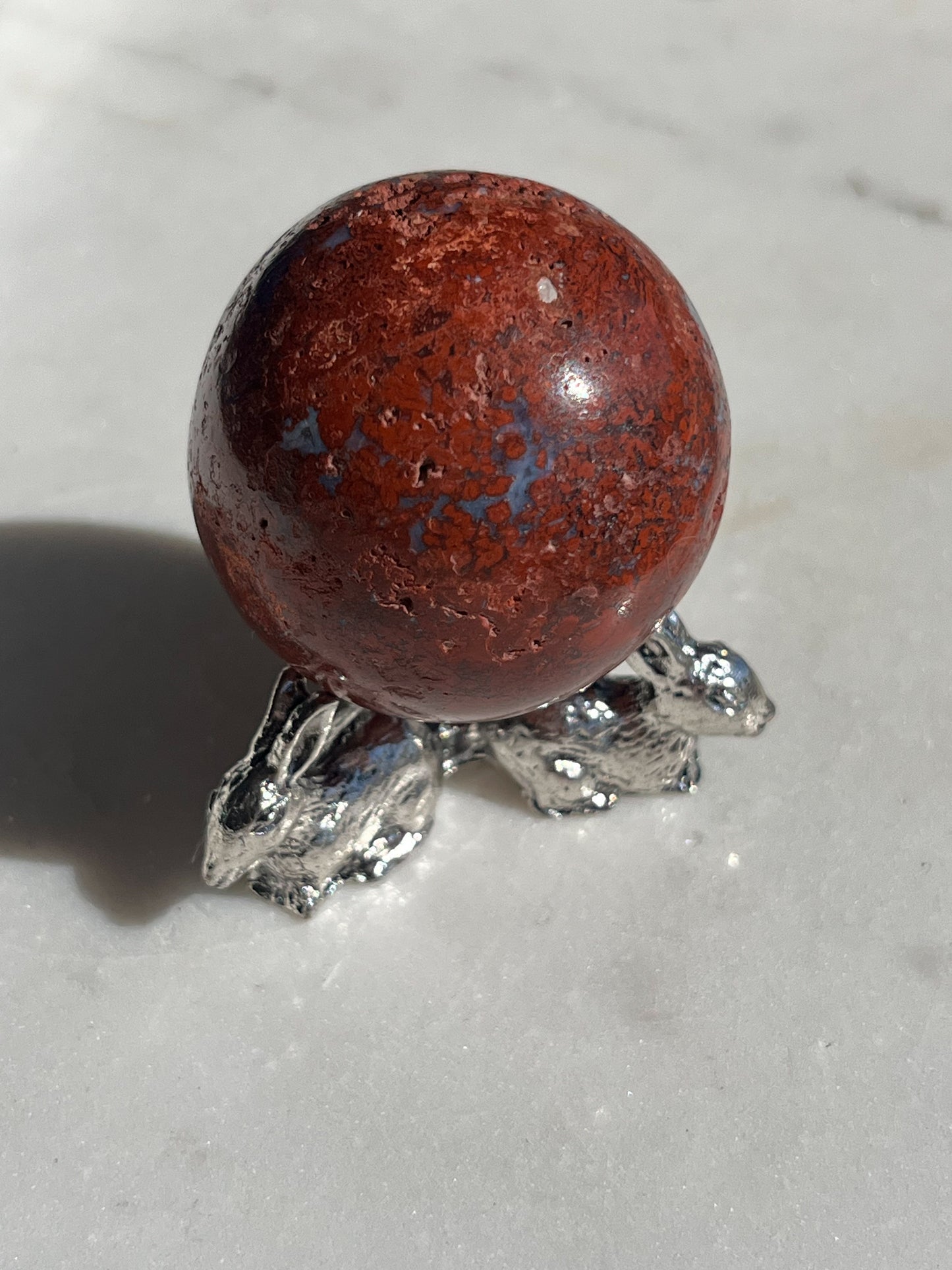 Talla de mariposa 3D de jaspe orbicular indonesio rojo