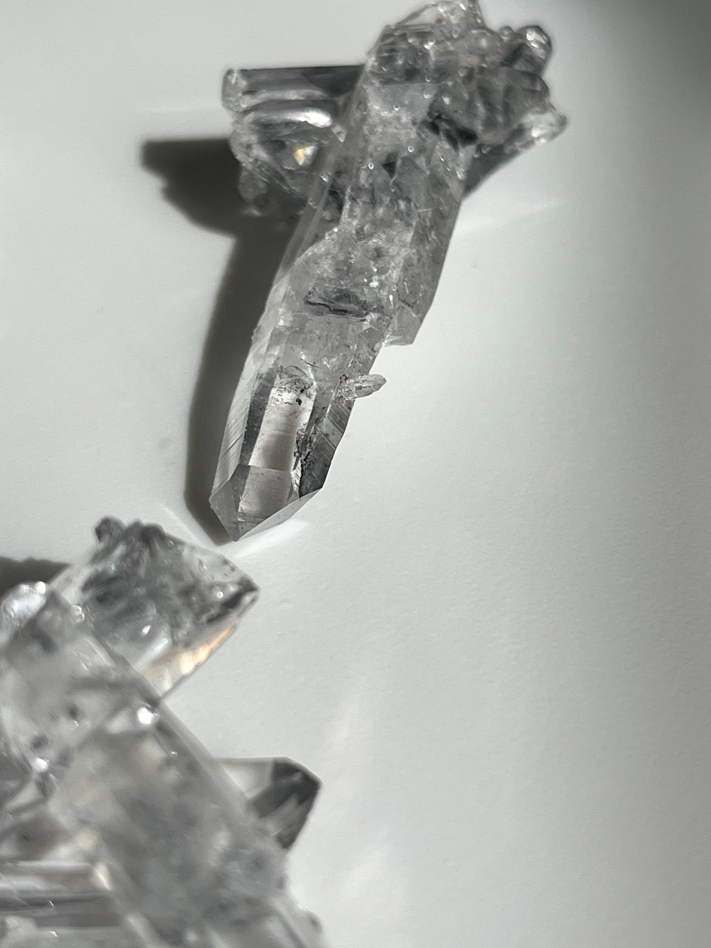 Sujetalibros en racimo de cuarzo transparente brasileño de 1,89 kg