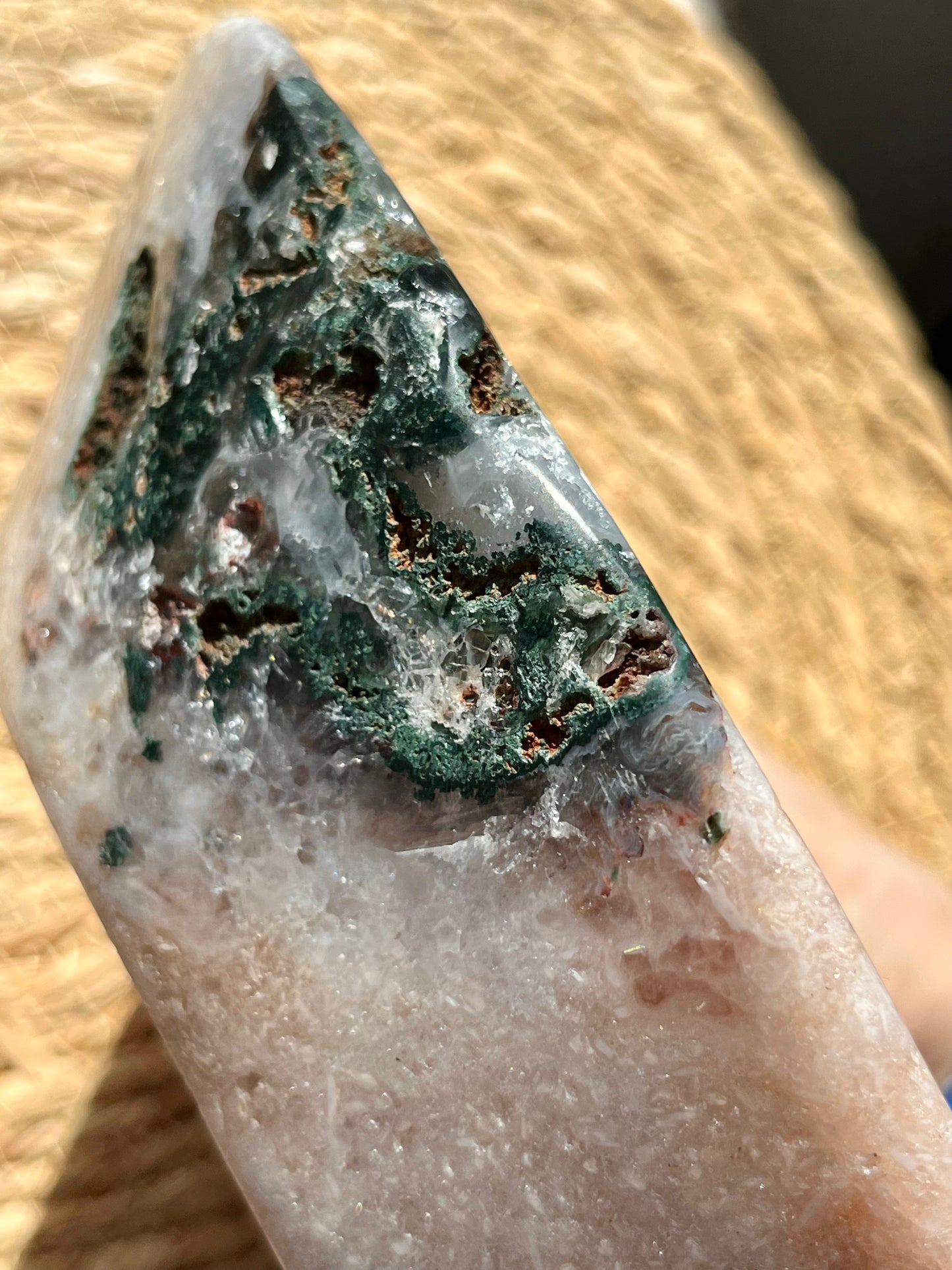 2.27 公斤粉红紫水晶碗带绿碧玉内含物