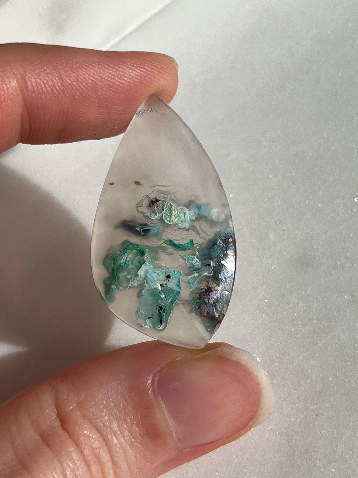 Cobre nativo y crisocola en cabujón de lágrima de calcedonia (usted elige)