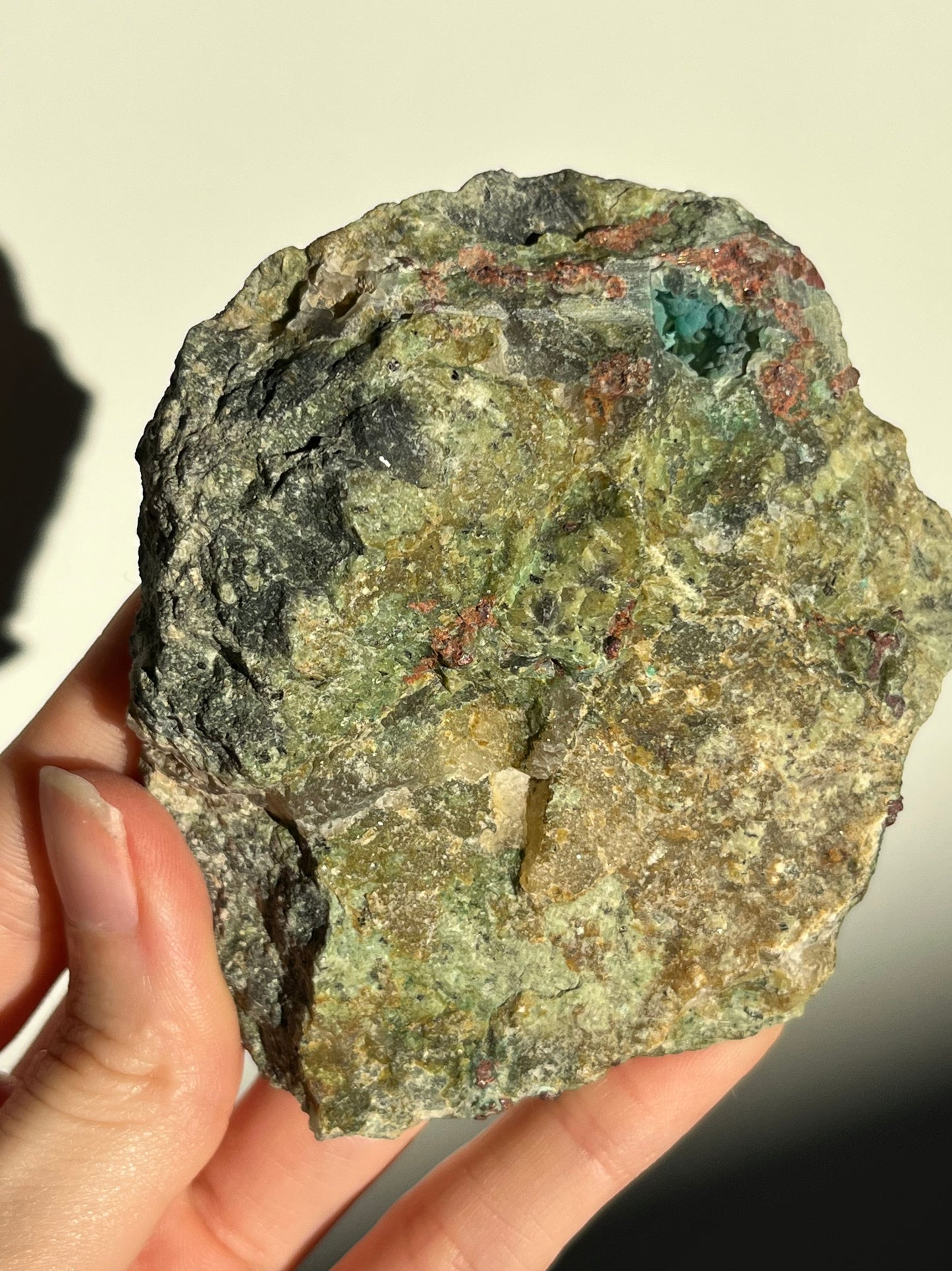 玉髓标本 #26 中的天然铜和硅孔雀石