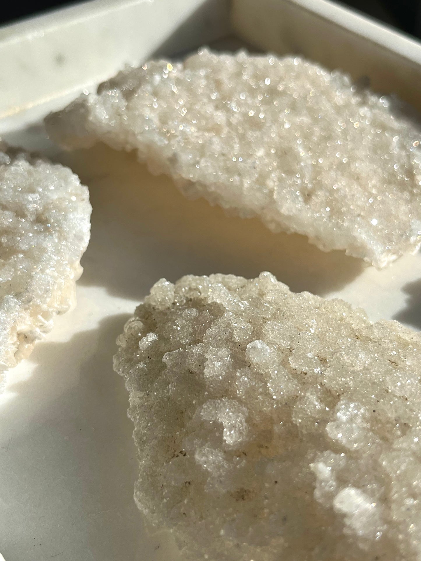 Clúster de corteza de apofilita druzy con inclusiones de estilbita