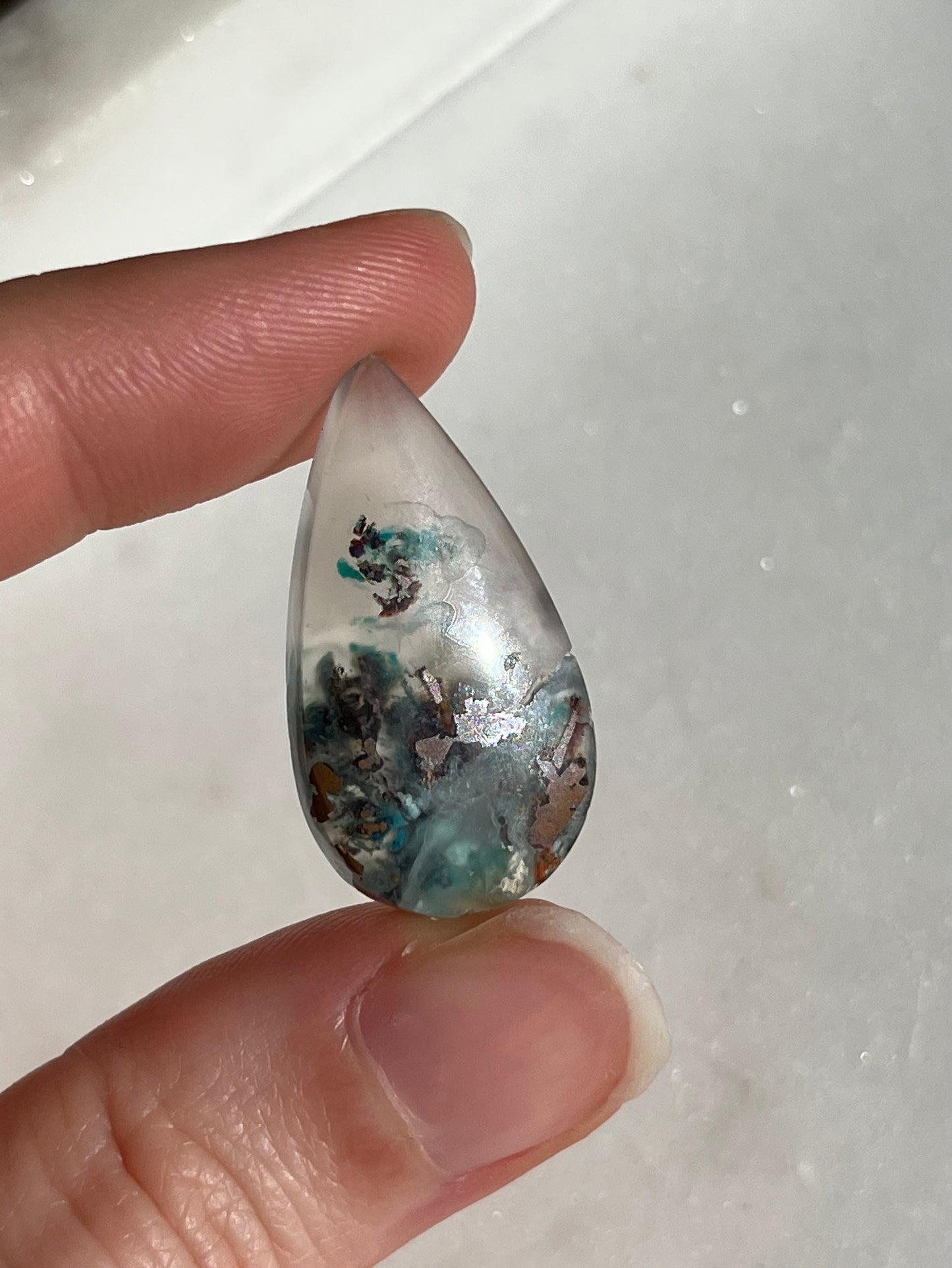 Cobre nativo y crisocola en cabujón de lágrima de calcedonia (usted elige)