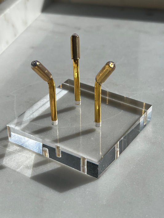 Soporte para muestras de tres patas dorado