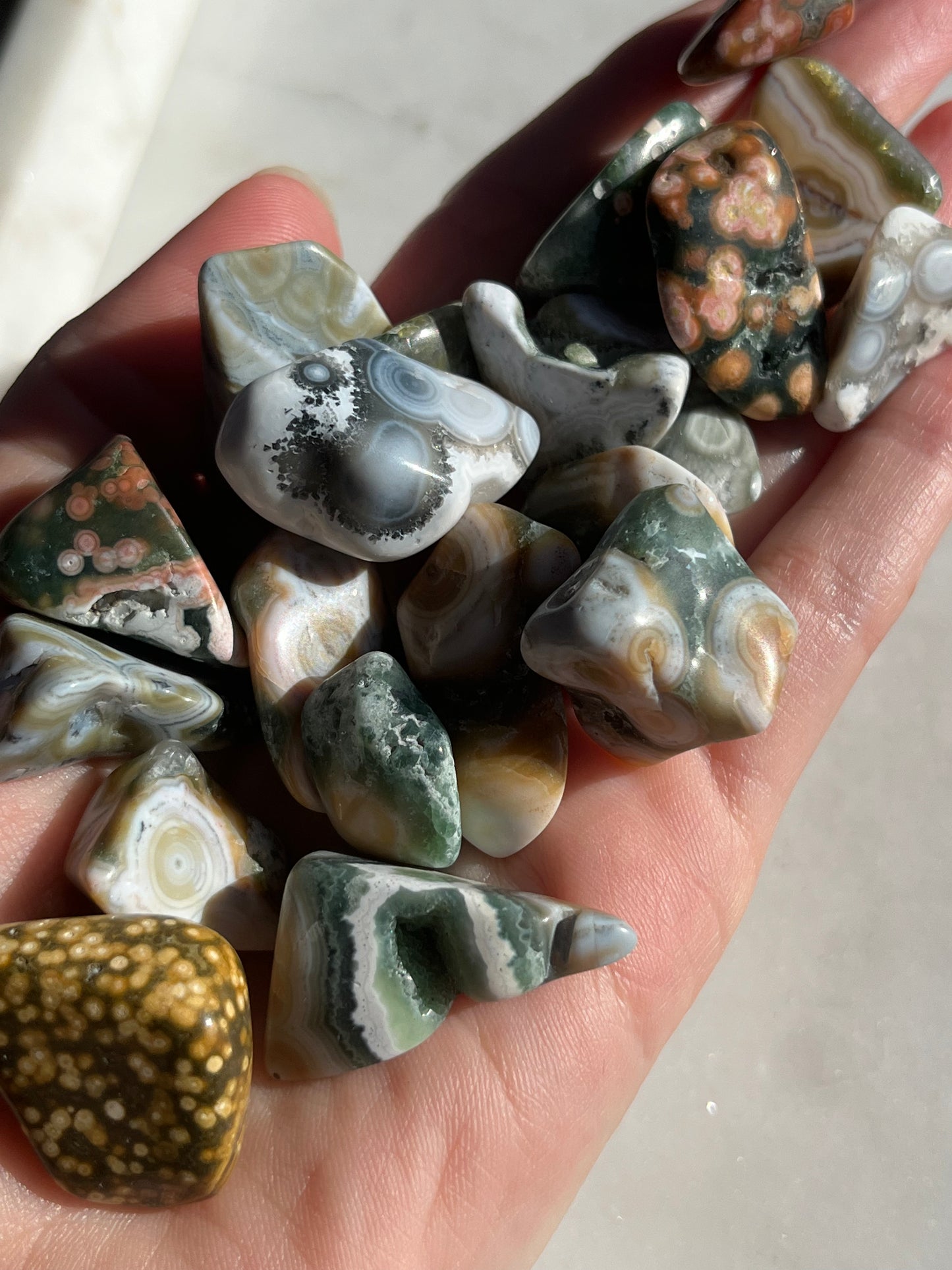 Piedra rodada Jaspe oceánico de octava vena (grado extra)