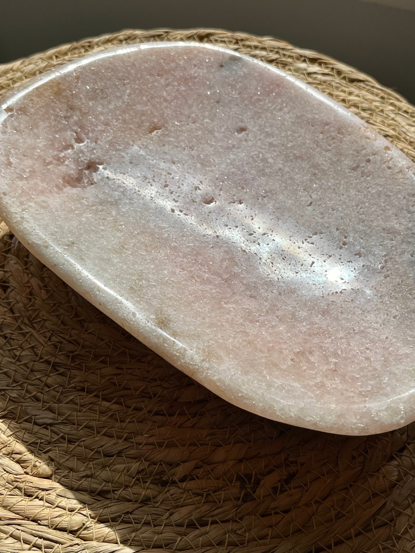 2.27 公斤粉红紫水晶碗带绿碧玉内含物