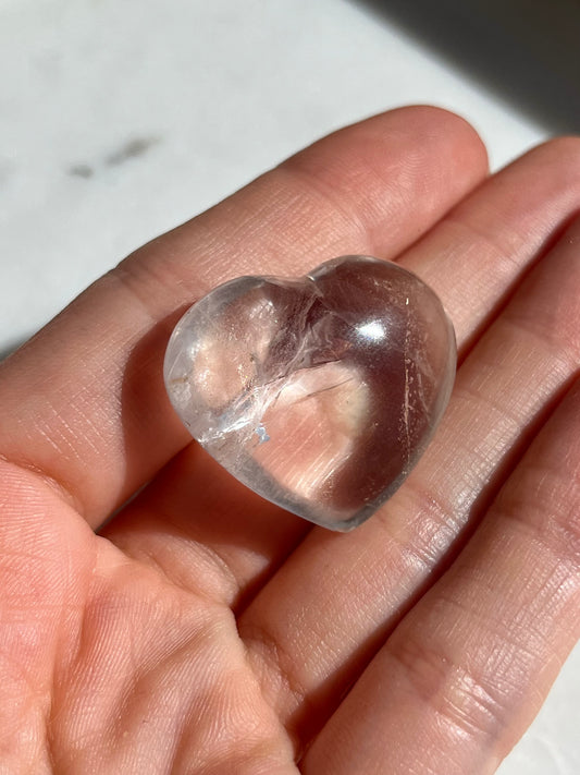 Talla de corazón de cuarzo natural de Madagascar