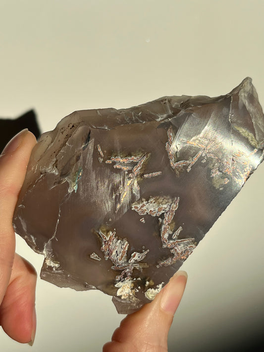 玉髓标本 #28 中的原生铜和硅孔雀石