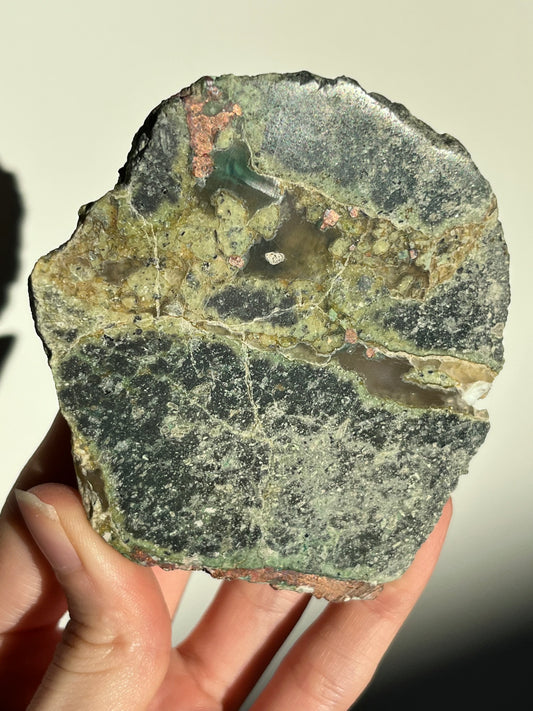 玉髓标本 #26 中的天然铜和硅孔雀石