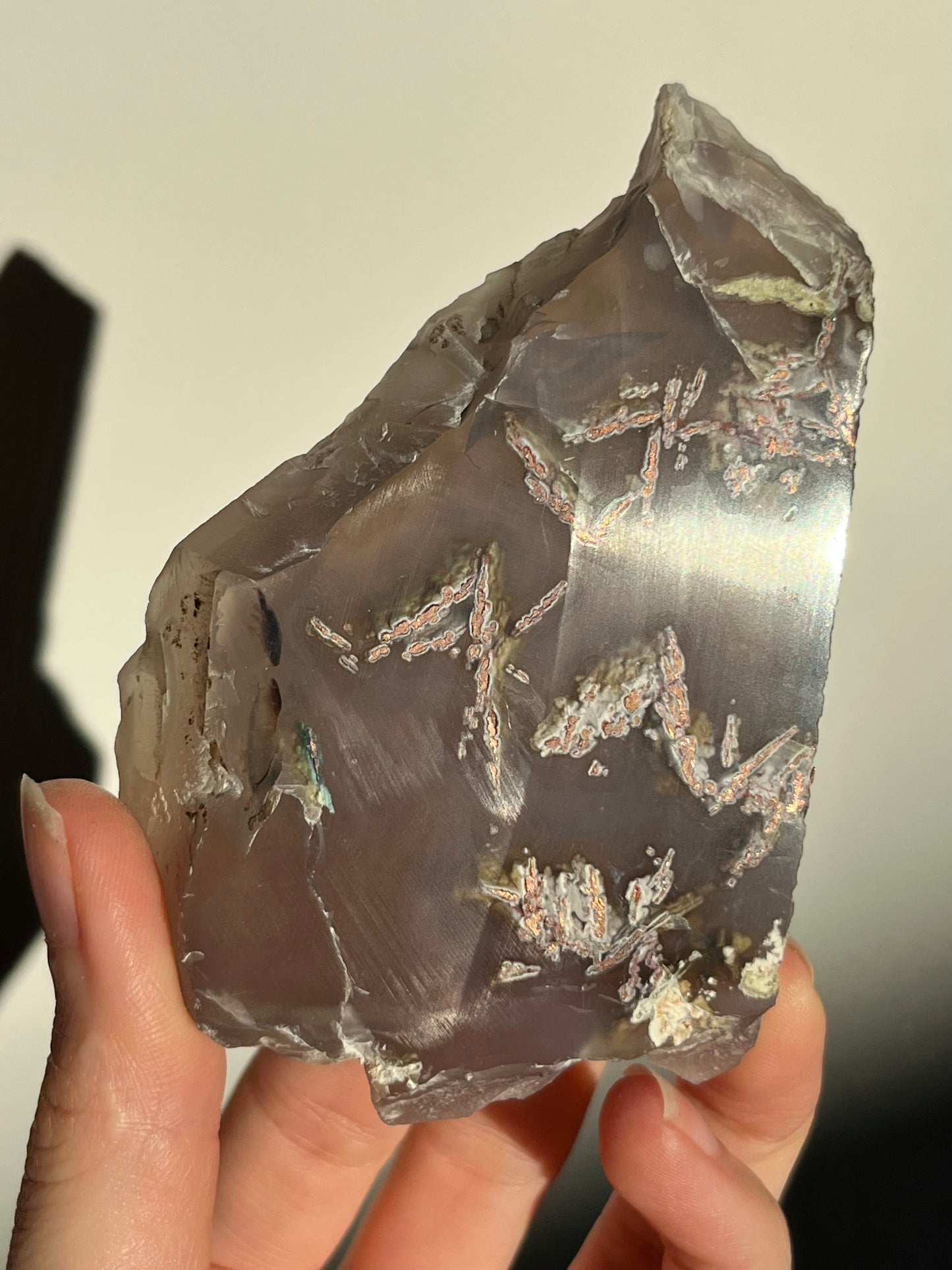 Cobre nativo y crisocola en espécimen de calcedonia #28