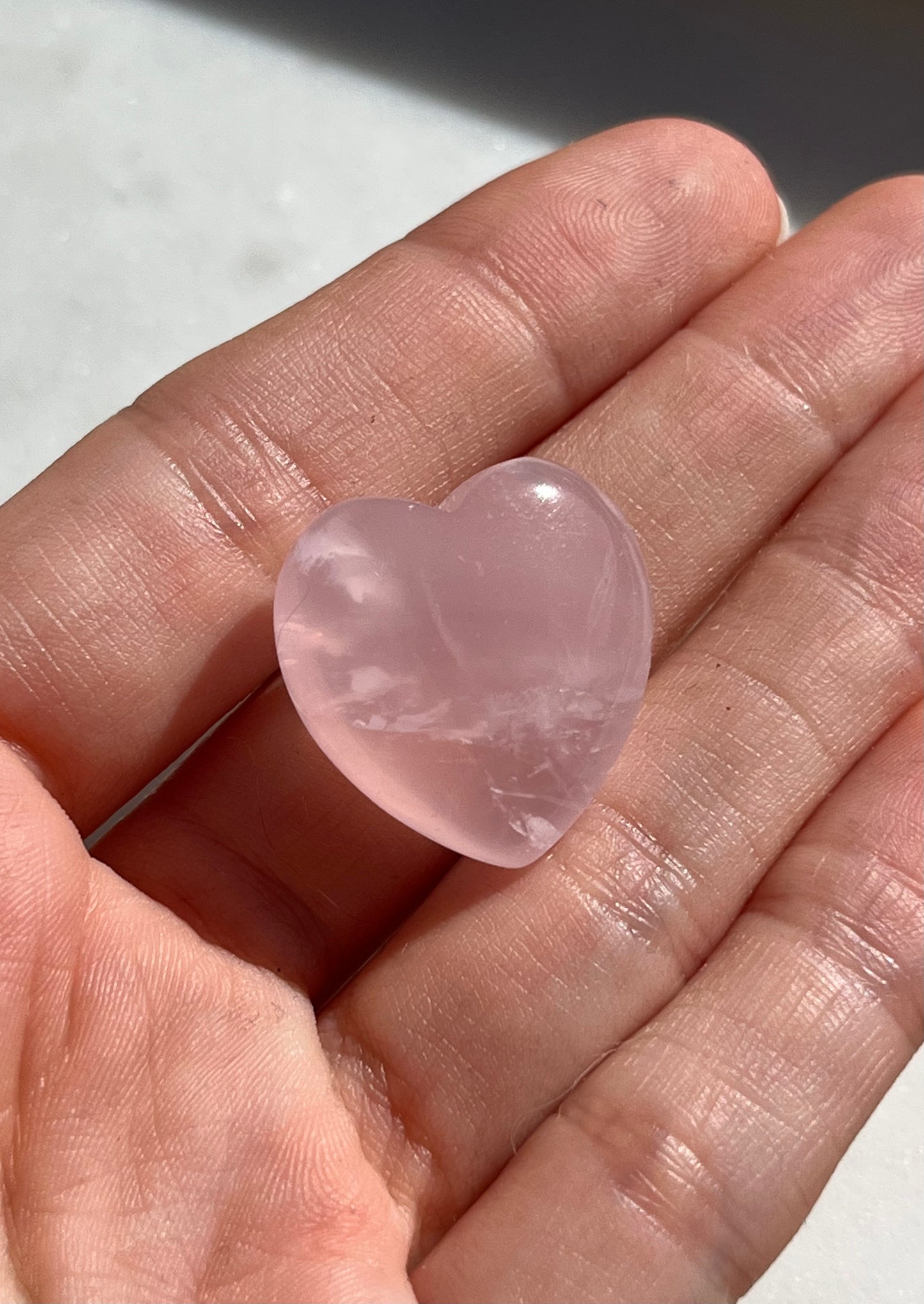 Talla de corazón de cuarzo rosa