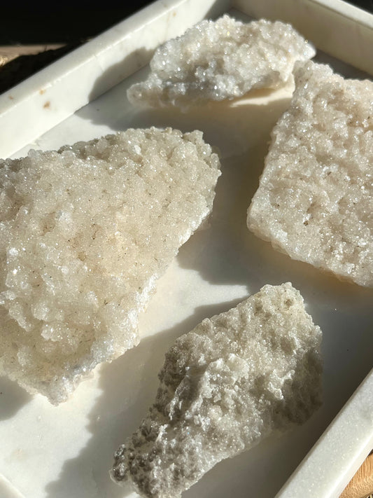 Clúster de corteza de apofilita druzy con inclusiones de estilbita