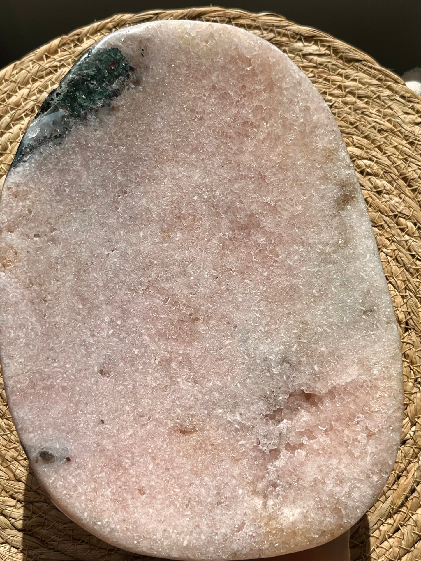 2.27 公斤粉红紫水晶碗带绿碧玉内含物