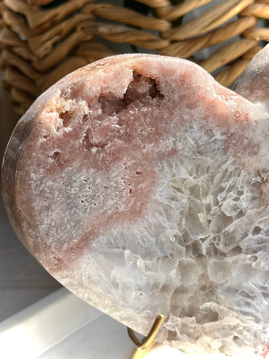 XL Druzy Amatista Rosa con Corazón de Cuarzo Tallado en Soporte de Metal Dorado