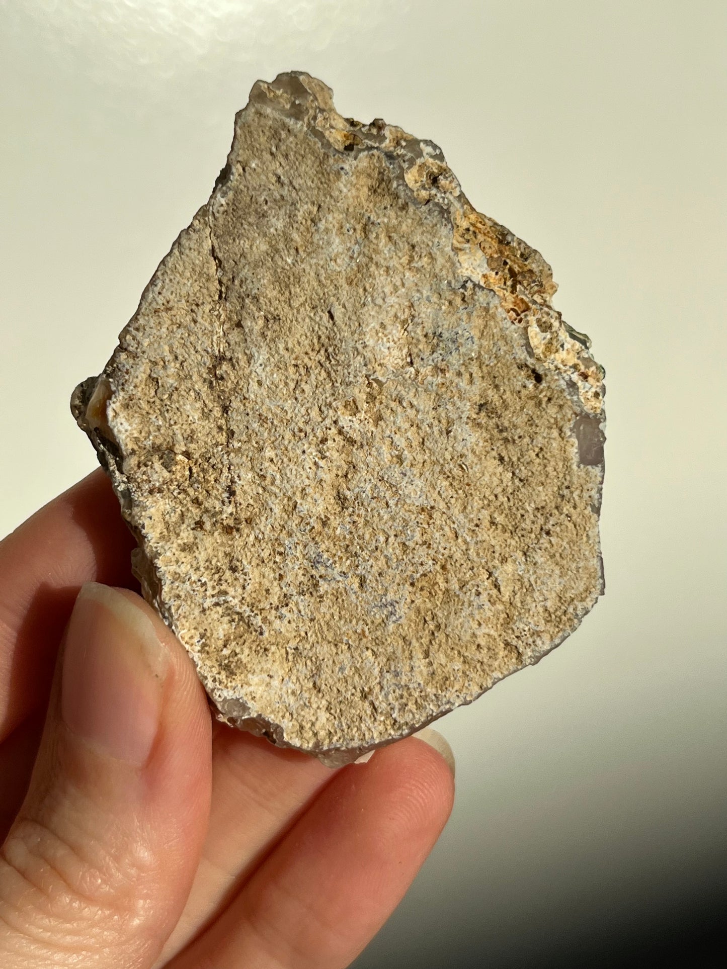 Cobre nativo y crisocola en espécimen de calcedonia #18