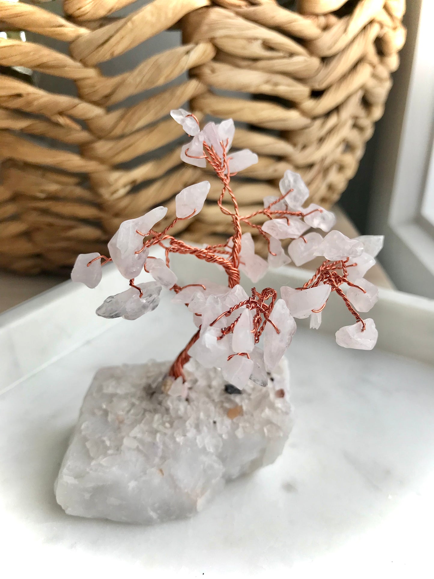 石英底座上的玫瑰石英水晶树